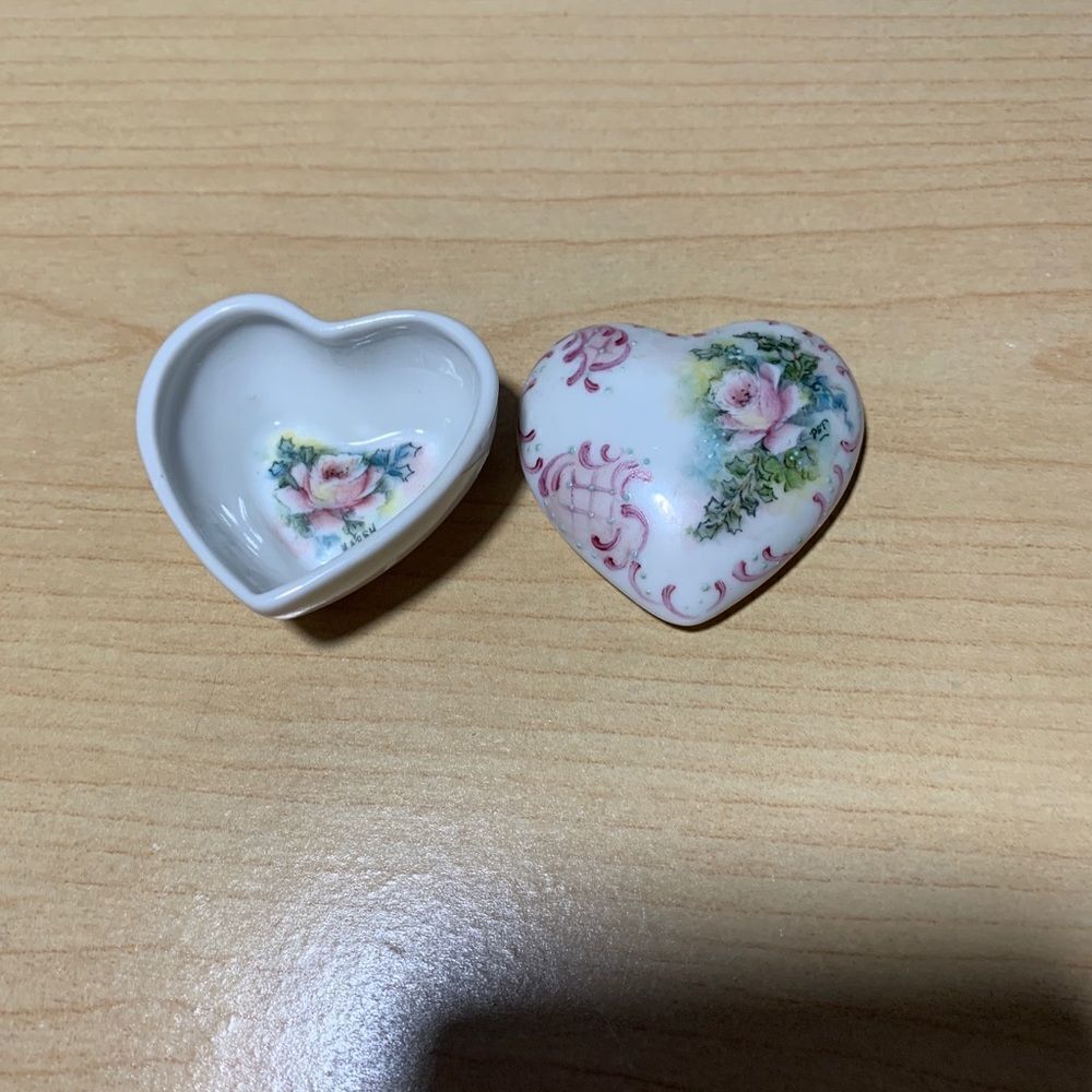 Vintage Handpainted Signed Heart Trinket Box‎